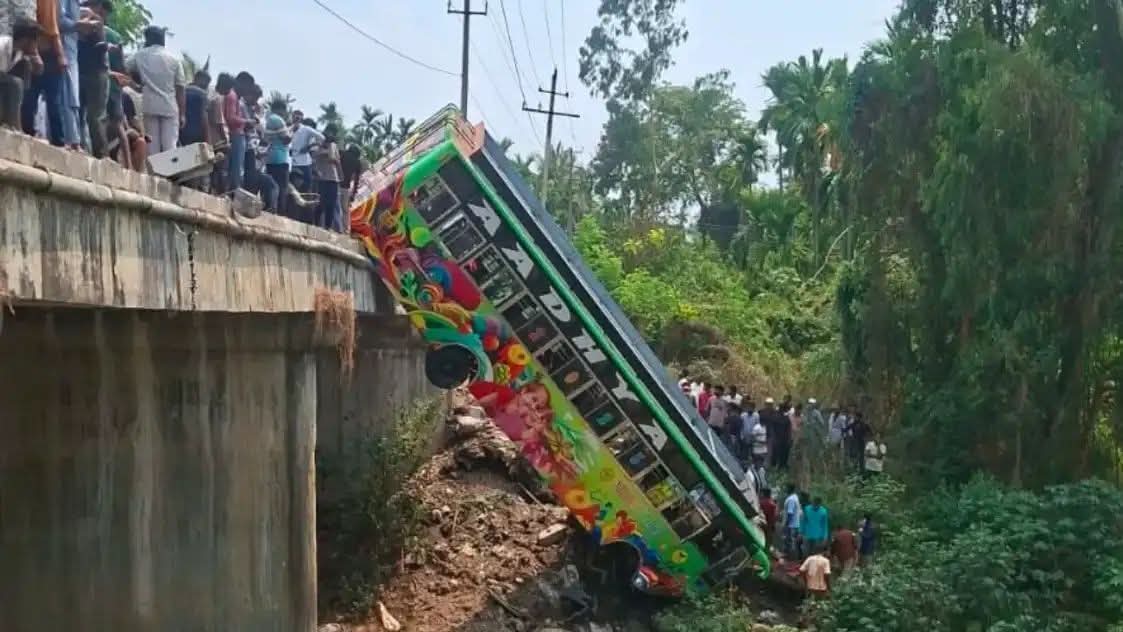 ಭದ್ರಾವತಿ ಬಳಿ ಸೇತುವೆಯಿಂದ ಉರುಳಿ ಬಿದ್ದ ಬಸ್: ಹಲವು ಪ್ರಯಾಣಿಕರಿಗೆ ಗಾಯ