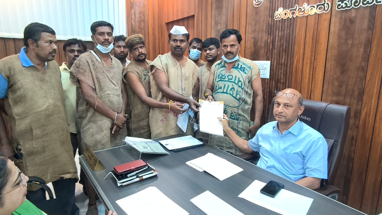 ಕೆ.ಆರ್.ಪುರ ಸಂತೆಯಲ್ಲಿ ರೋಲ್ ಕಾಲ್ ವಸೂಲಿ: ಗೋಣಿ ಚೀಲ ತೊಟ್ಟು ಕಾಲ್ನಡಿಗೆ ಜಾಥಾ