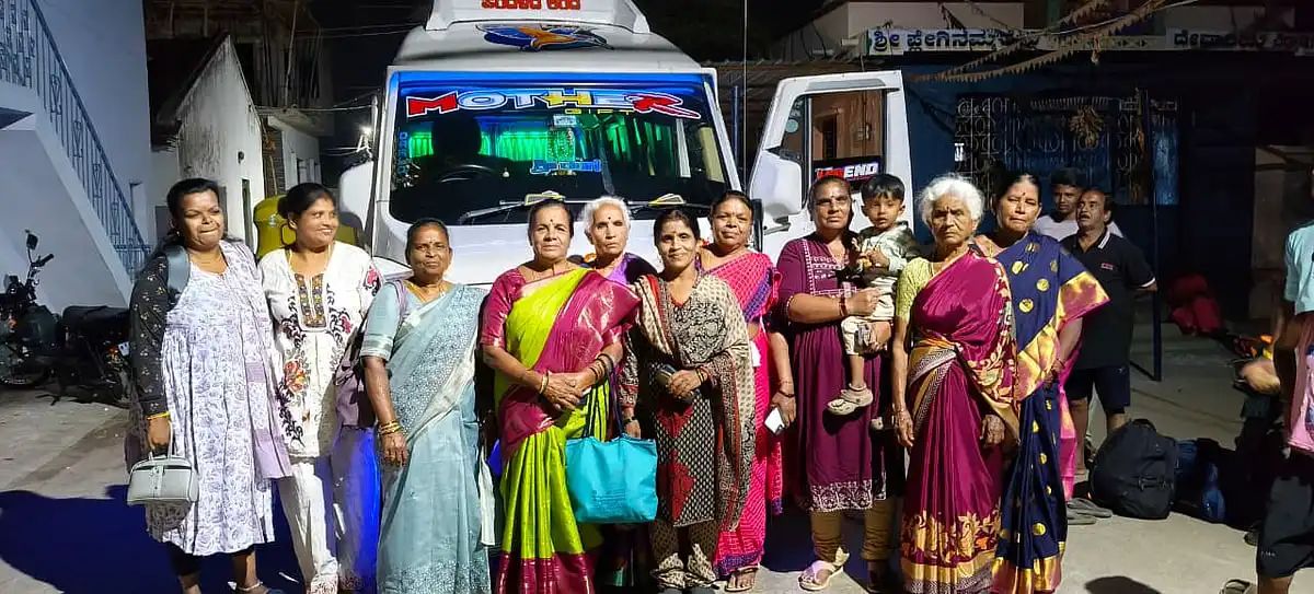 ದೇವನಹಳ್ಳಿ: ಕಾಶಿ ಯಾತ್ರೆಗೆ ತೆರಳುತ್ತಿದ್ದ ಮೂವರು ಮಹಿಳೆಯರು ಭೀಕರ ಅಪಘಾತದಲ್ಲಿ ಸಾವನ್ನಪ್ಪಿರುವ ಘಟನೆ ನಡೆದಿದೆ.