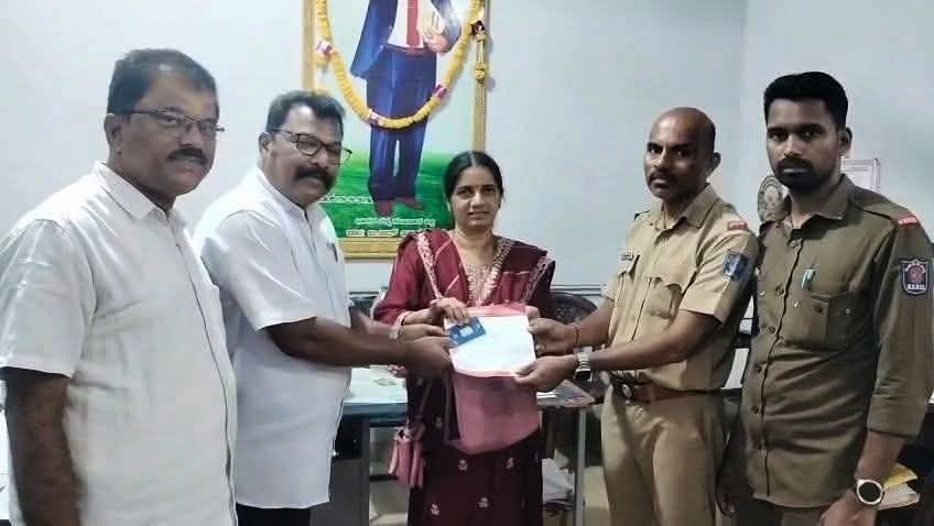 ಪ್ರಾಮಾಣಿಕತೆ ಮೆರೆದ ಕೆಎಸ್‌ಆರ್‌ಟಿಸಿ ಸಿಬ್ಬಂದಿ: ಬಸ್ಸಿನಲ್ಲಿ ಬಿಟ್ಟು ಹೋಗಿದ್ದ ಚಿನ್ನವನ್ನ ವಾರಸುದಾರರಿಗೆ ಹಸ್ತಾಂತರ