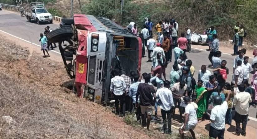 KSRTC ಬಸ್ ಪಲ್ಟಿ!  ಕೂದಲೆಳೆಯ ಅಂತರದಲ್ಲಿ ಪಾರಾದ 40 ಪ್ರಯಾಣಿಕರು…!