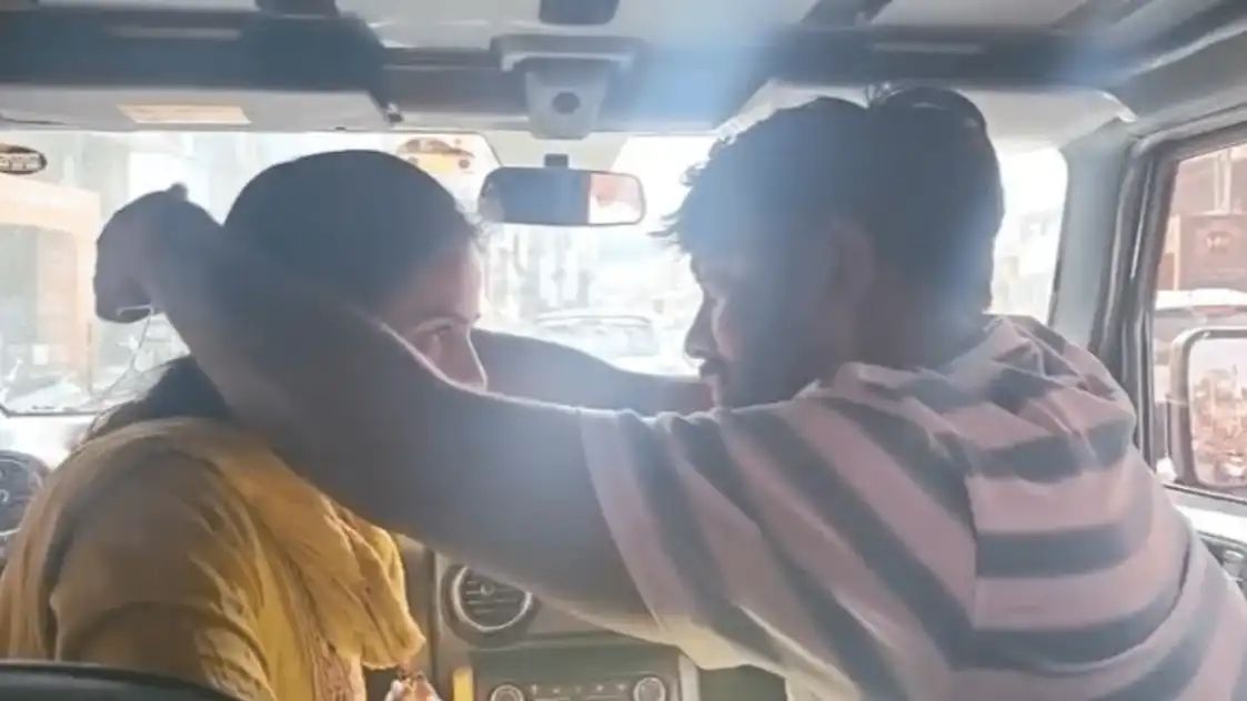 ಗಂಡ ಮತ್ತು 7 ವರ್ಷದ ಮಗುವನ್ನು ಬಿಟ್ಟು ಥಾರ್ ಕಾರಿನಲ್ಲಿ ಪ್ರಿಯಕರನ ಜೊತೆ ತಾಳಿ ಕಟ್ಟಿಸಿಕೊಂಡ ಮಹಿಳೆ.!