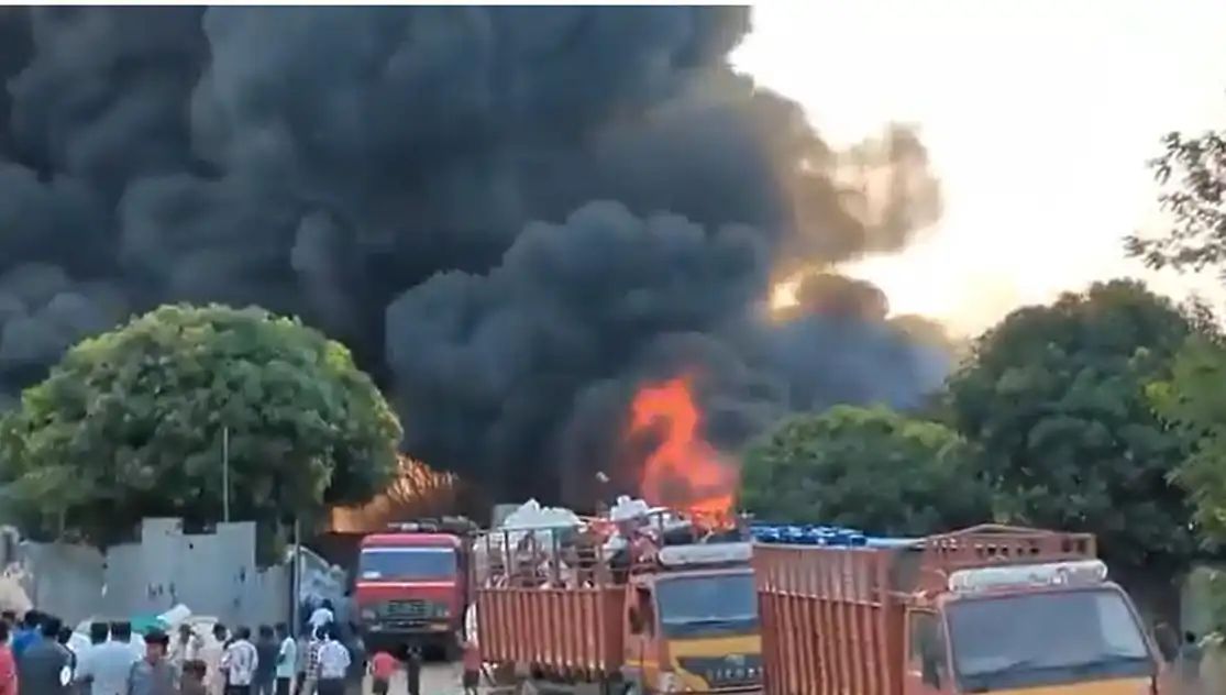 ಬೆಂಗಳೂರಿನ ರಾಂಪುರ ಬಳಿ ಪ್ಲಾಸ್ಟಿಕ್ ಮರುಬಳಕೆ ಗೋದಾಮಿಗೆ ತಗುಲಿದ ಬೆಂಕಿ, 10ಕಿ.ಮೀ ವರೆಗೂ ಗೋಚರಿಸಿದ ದಟ್ಟ ಹೊಗೆ.
