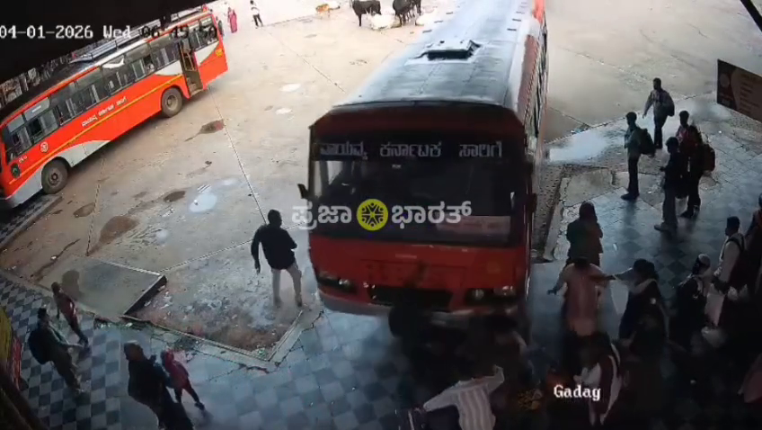 ಪ್ರಯಾಣಿಕರ ಮೇಲೆ ನುಗ್ಗಿ ಬಂದ ಬಸ್​, ಮಗು ಸ್ಥಳದಲ್ಲೇ ಸಾವು