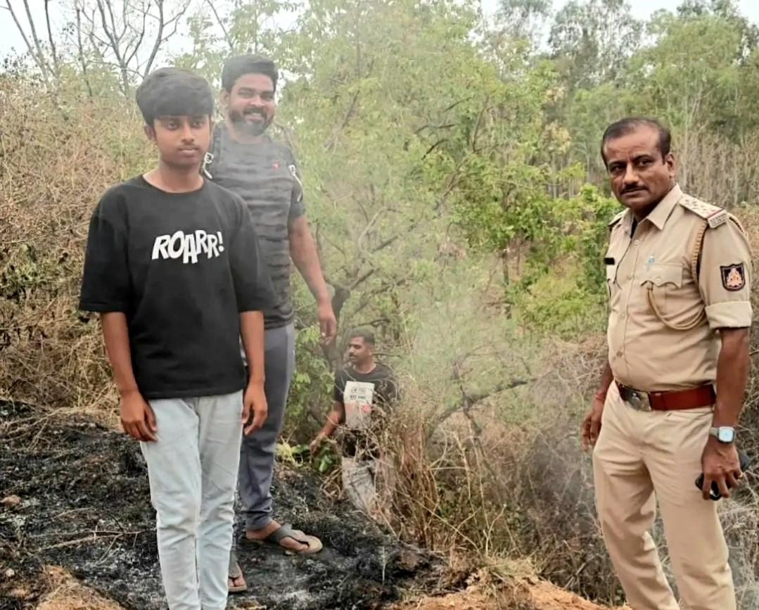 ದೊಡ್ಡಬಳ್ಳಾಪುರ; ಹೊಸಹಳ್ಳಿ ಅರಣ್ಯಪ್ರದೇಶದಲ್ಲಿ ಬೆಂಕಿ, ಅನಾಹುತ ತಪ್ಪಿಸಿದ ಪೊಲೀಸರ ತಂಡ, ಸಮಯಪ್ರಜ್ಞೆಗೆ ಮೆಚ್ಚಿದ ಜನ