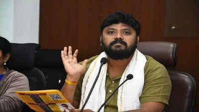 ಸಚಿವ ಸ್ಥಾನಕ್ಕಾಗಿ ದೆಹಲಿಗೆ ದೌಡಾಯಿಸಿದ ಪ್ರದೀಪ್ ಈಶ್ವರ್ : “ಮಗು ಅಳದೇ ತಾಯಿ ಊಟ ಮಾಡಿಸಲ್ಲ” ಎಂದ ಶಾಸಕ!