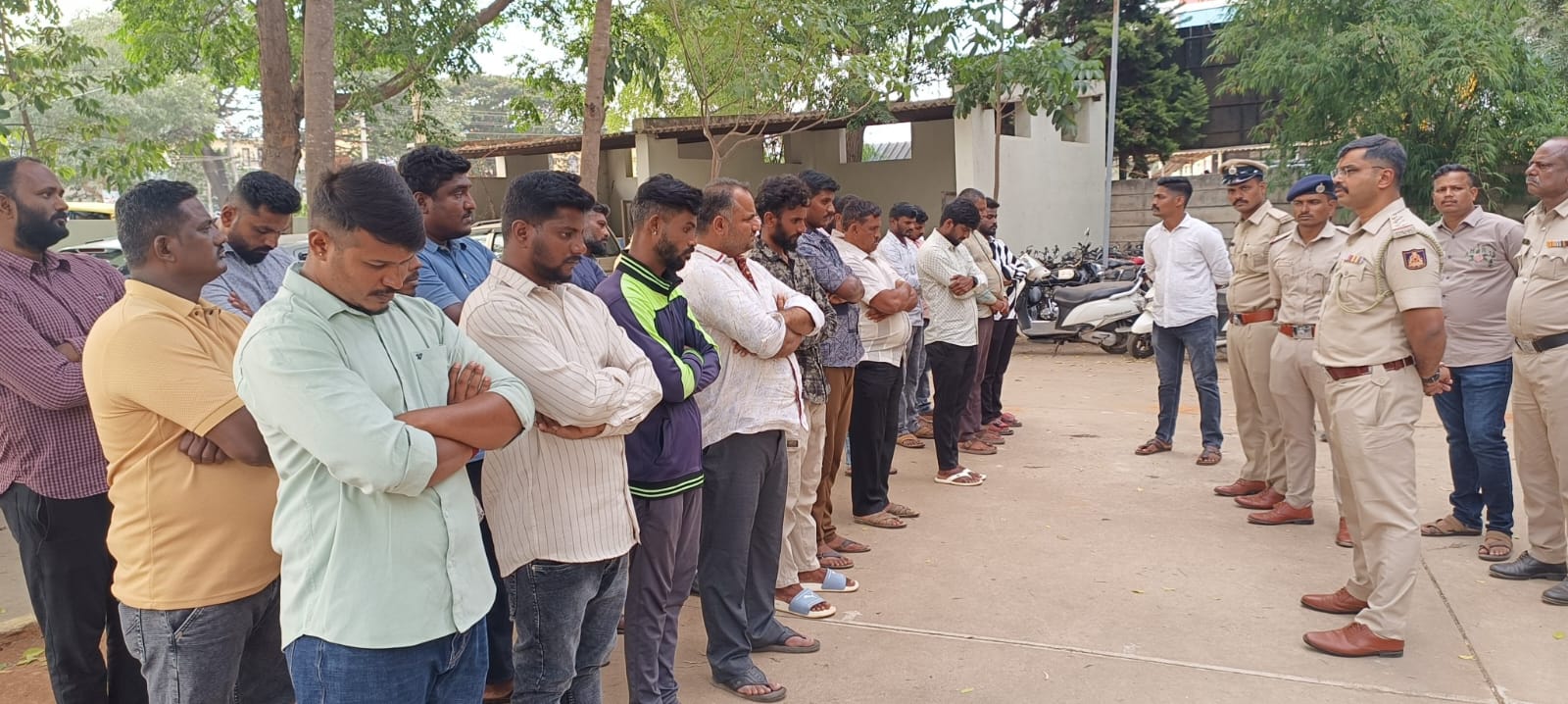 ದೊಡ್ಡಬಳ್ಳಾಪುರ; ಅಪರಾಧ ಕೃತ್ಯದಲ್ಲಿ ಭಾಗಿಯಾದರೆ ಗಡಿಪಾರು- ರೌಡಿಶೀಟರ್ ಗಳಿಗೆ ಇನ್ಸ್ ಪೆಕ್ಟರ್ ನವೀನ್ ವಾರ್ನಿಂಗ್