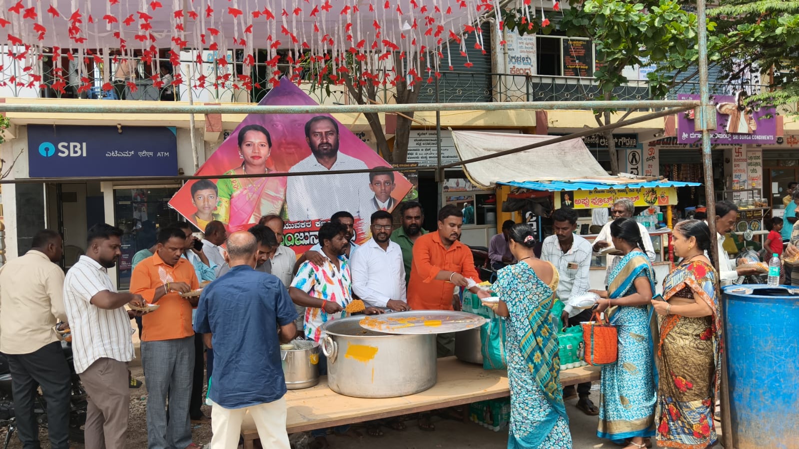 ದೊಡ್ಡಬಳ್ಳಾಪುರ; ನೆಚ್ಚಿನ ನಾಯಕನ ಜನ್ಮದಿನ, ಗೆಳೆಯರಿಂದ ಅನ್ನಸಂತರ್ಪಣೆ