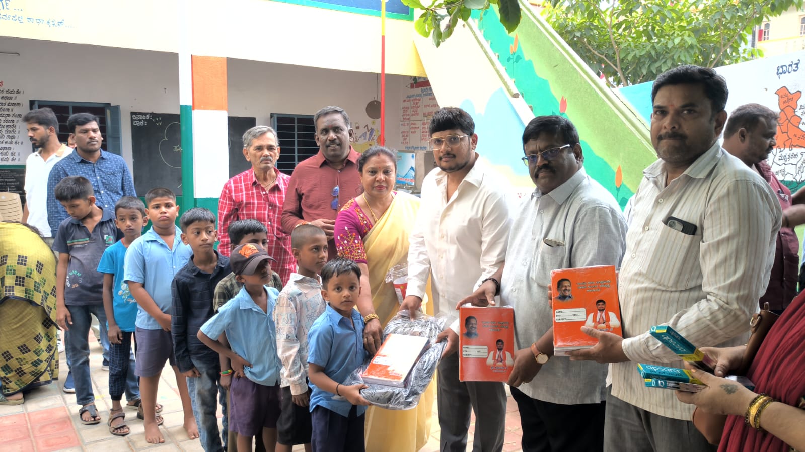 ಸರ್ಕಾರಿ ಶಾಲಾ ಮಕ್ಕಳಿಗೆ ಪುಸ್ತಕ, ಬ್ಯಾಗ್ ವಿತರಿಸಿದ ಸಮಾಜ ಸೇವಕ ಹೇಮಂತ್
