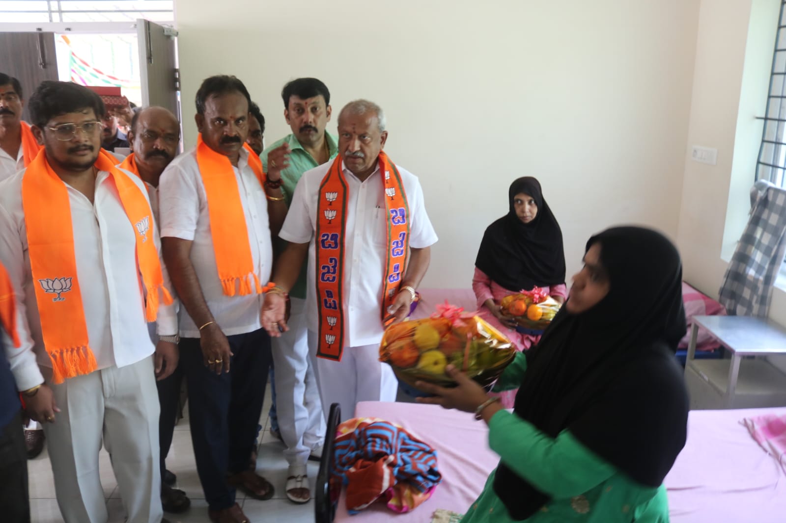 ಪ್ರಧಾನಿ ನರೇಂದ್ರ ಮೋದಿ ಜನ್ಮದಿನ : ವಿಶೇಷ ಪೂಜೆ, ರೋಗಿಗಳಿಗೆ ಹಣ್ಣುಗಳ ವಿತರಣೆ ಮಾಡಿದ ಶಾಸಕ‌ ಬೈರತಿ‌ ಬಸವರಾಜ್.