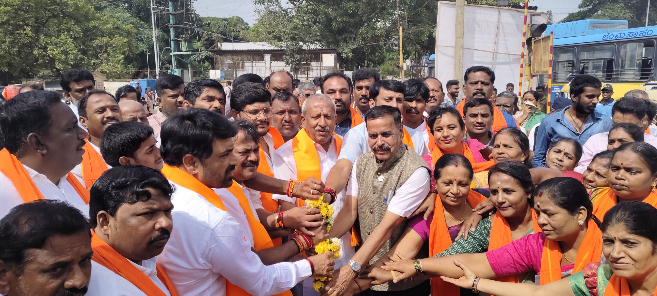87 ಲಕ್ಷ ವೆಚ್ಚದಲ್ಲಿ ಬಸ್ ನಿಲ್ದಾಣ ನಿರ್ಮಾಣ  ಕಾಮಗಾರಿಗೆ ಶಾಸಕ ಬಿ.ಎ.ಬಸವರಾಜ ಚಾಲನೆ.ಐಟಿಐ ಅಧಿಕಾರಿಗಳಿಂದ ಕಾಮಗಾರಿಗೆ ಅಡ್ಡಿ…!