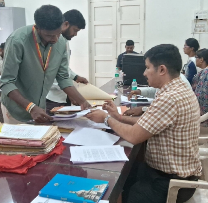ದೊಡ್ಡಬಳ್ಳಾಪುರ ತಾಲ್ಲೂಕು ಕಚೇರಿ ಮೇಲೆ ಲೋಕಾಯುಕ್ತ ದಾಳಿ, ಐಡಿ ಕಾರ್ಡ್ ಬಿಚ್ಚಿಟ್ಟ ಅಧಿಕಾರಿಗಳು