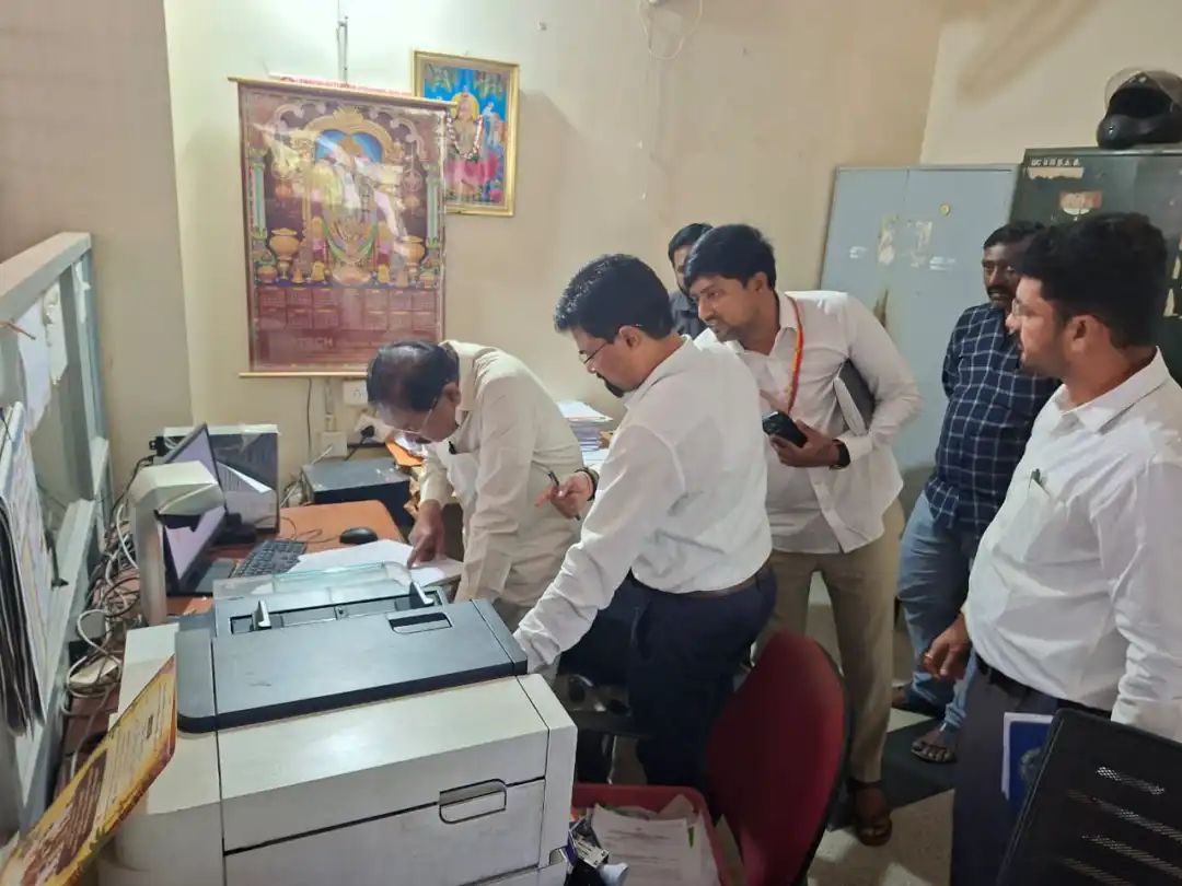 ದೇವನಹಳ್ಳಿ ತಹಸೀಲ್ದಾರ್ ಕಚೇರಿಗೆ ಡಿಸಿಎಂ ಪರಮೇಶ್ವರ್ ದಿಢೀರ್ ಭೇಟಿ;ಕರ್ತವ್ಯ ಲೋಪ: ದೇವನಹಳ್ಳಿ ತಹಶೀಲ್ದಾರ್ ಕಚೇರಿ ಅಭಿಲೇಖಾಲಯ ಅಧಿಕಾರಿ ಅಮಾನತು