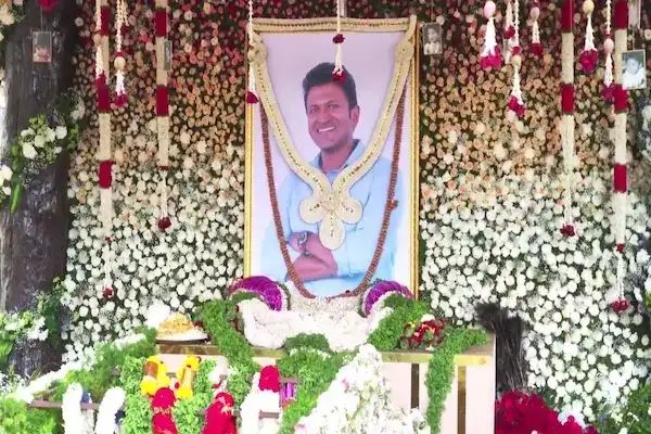ಅಪ್ಪು ನಮ್ಮನ್ನು ಅಗಲಿ ಇಂದಿಗೆ ಐದು ವರ್ಷ.. ಪುಣ್ಯಸ್ಮರಣೆ : ಸಮಾಧಿ ಬಳಿ ಹರಿದುಬಂದ ಜನಸಾಗರ.